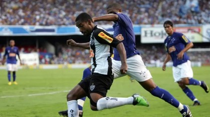 Coelho (esq) em partida pelo Atlético-MG diante do Cruzeiro