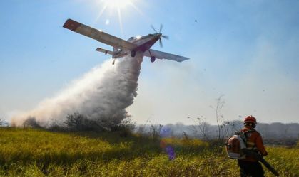 Bombeiros tentam combater incêndios no Pantanal em junho de 2024