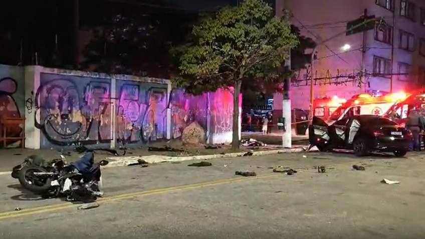 Carro de luxo invadiu via preferencial e matou um motociclista no Cambuci, região central de São Paulo / Reprodução/Redes Sociais