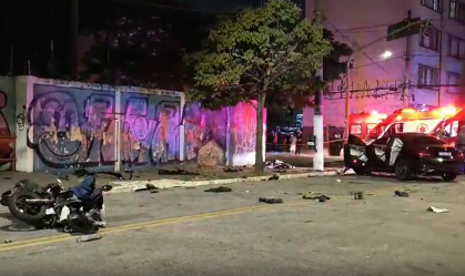 Carro de luxo invadiu via preferencial e matou um motociclista no Cambuci, Zona Sul de SP