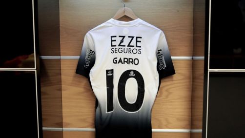 Marca da Ezze seguros na parte de trás da camisa do Corinthians