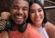 Davi e Isabelle chegam ao São João da Thay e reencontram outros ex-BBBs