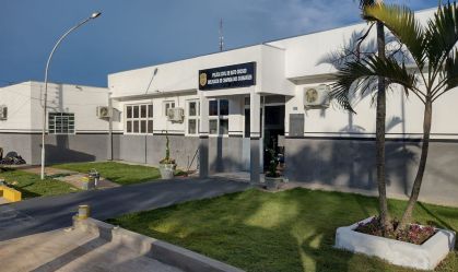 Tio que obrigava sobrinho a ajoelhar em grãos de milho é preso por tortura em MT