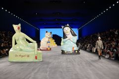 Modelos dividem passarela com gatos gigantes em desfile masculino da Dior