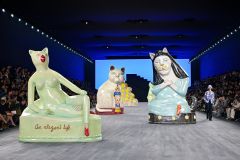 Modelos dividem passarela com gatos gigantes em desfile masculino da Dior