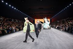 Modelos dividem passarela com gatos gigantes em desfile masculino da Dior