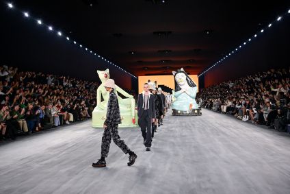 Modelos dividem passarela com gatos gigantes em desfile masculino da Dior