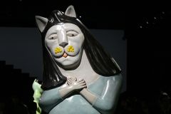 Modelos dividem passarela com gatos gigantes em desfile masculino da Dior