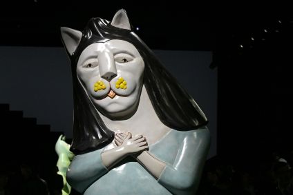 Modelos dividem passarela com gatos gigantes em desfile masculino da Dior