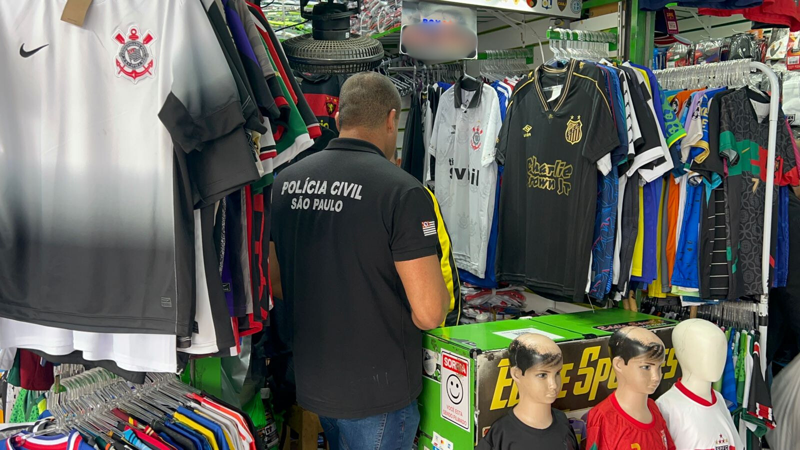 Polícia apreende camisas falsificadas de times de futebol