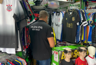 Polícia prende cinco por venda de camisas falsificadas de times de futebol em SP