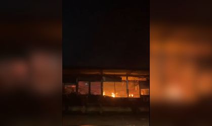 Incêndio de grandes proporções atinge pavilhão do Ceasa em Curitiba