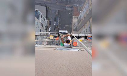 Andaime suspenso no 16° andar de prédio trava e dois funcionários ficam presos em SC