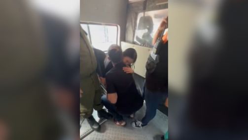 Noa Argamani, refém resgatada por Israel, encontra o pai