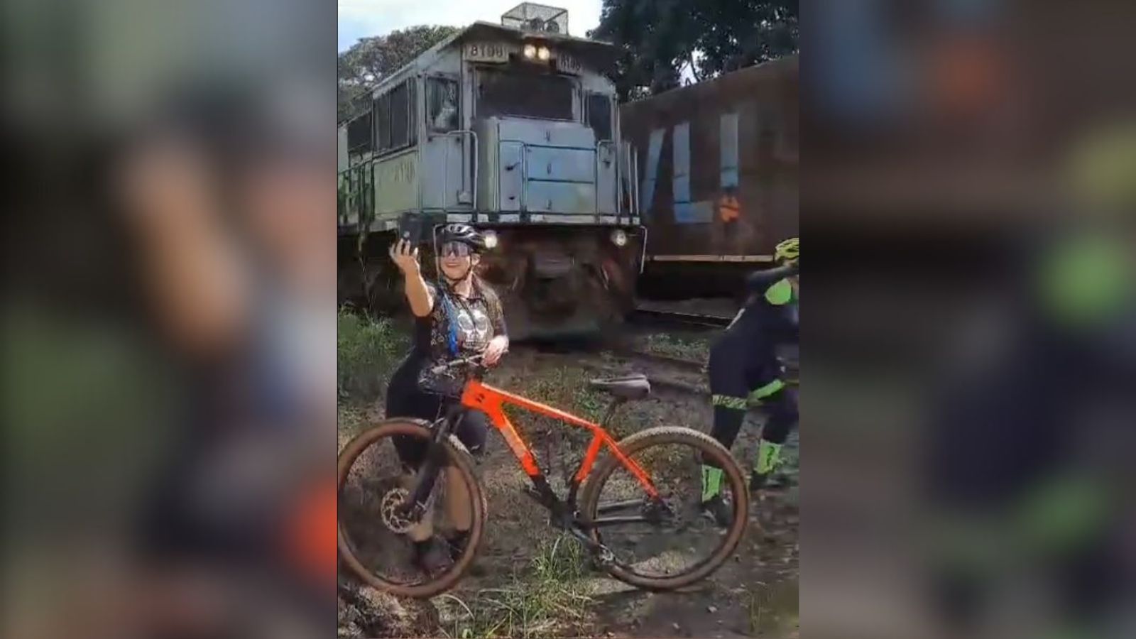 ciclista selfie trem