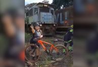 Ciclista é atingida por trem durante tentativa de selfie em MG; veja