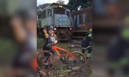 Ciclista é atingida por trem durante tentativa de selfie em MG; veja