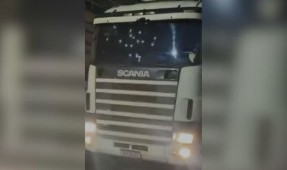 Vídeo: caminhão é atingido por quase 20 tiros em confronto na zona norte do Rio