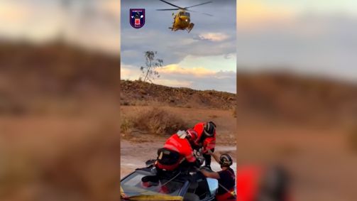 Bombeiros cortam teto de carro para resgate na Espanha