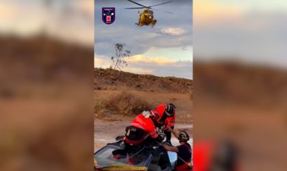 Bombeiros cortam teto de carro para resgate na Espanha