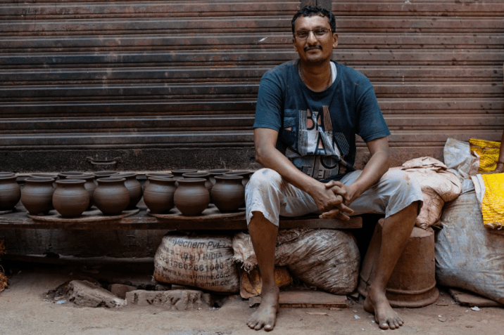 Dhanshuk Purshottamwala, 42, posa para uma foto durante uma entrevista à CNN em Dharavi, em 14 de abril / Noemi Cassanelli/CNN