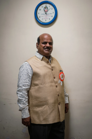Dilip Gabekar, 60 anos, posa para uma foto durante uma entrevista à CNN no Manohar Joshi College, em Dharavi, em 14 de abril / Noemi Cassanelli/CNN