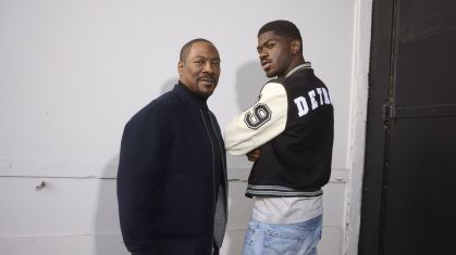 Eddie Murphy e Lil Nas X posam juntos para divulgar música do cantor na trilha sonora de "Um Tira da Pesada 4"