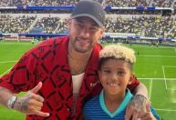 Neymar é tietado pelo filho de Kim Kardashian e Kanye West em jogo da Seleção
