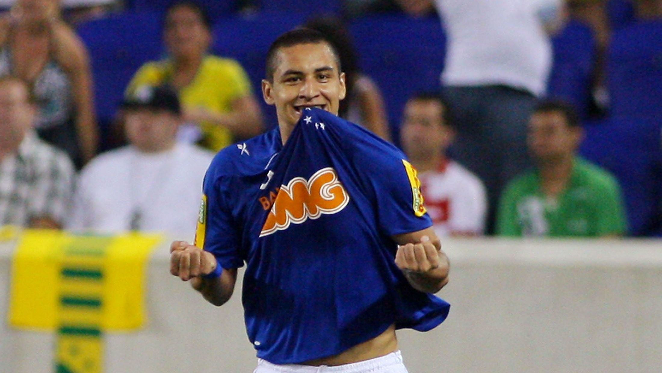 Wellington Paulista comemora gol pelo Cruzeiro