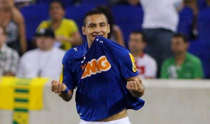 Wellington Paulista comemora gol pelo Cruzeiro