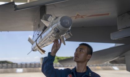 Oficiais de manutenção e soldados verificam cuidadosamente os mísseis, Zhejiang, China, 7 de setembro de 2021