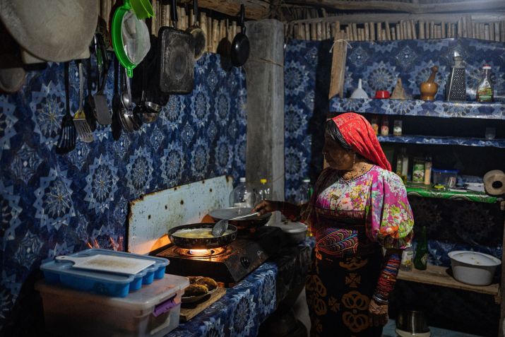 Uma mulher vestindo roupas tradicionais Kuna prepara o jantar em sua cozinha em 11 de outubro de 2023 em Gardi Sugdub, Panamá. / Adri Salido/Getty Images