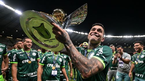 Dudu levanta a taça de campeão brasileiro em 2023