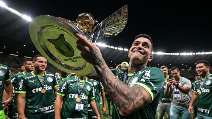 Dudu levanta a taça de campeão brasileiro em 2023