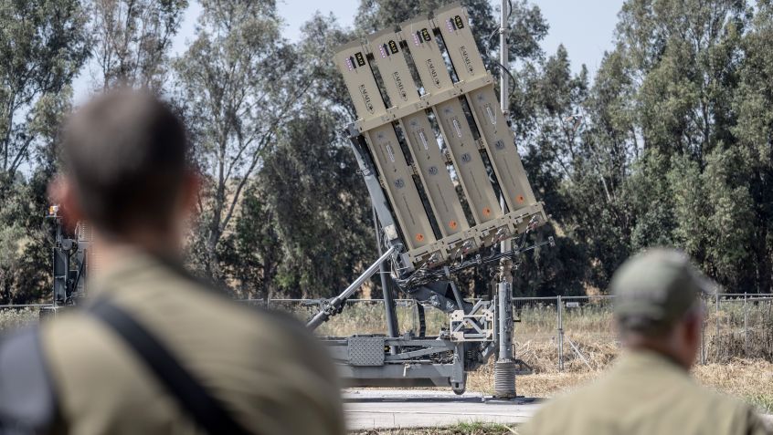 Bateria do sistema de defesa aérea "Domo de Ferro" do exército israelense, que é usado em ataques de drones e mísseis contra Israel • Mostafa Alkharouf/Anadolu via Getty Images