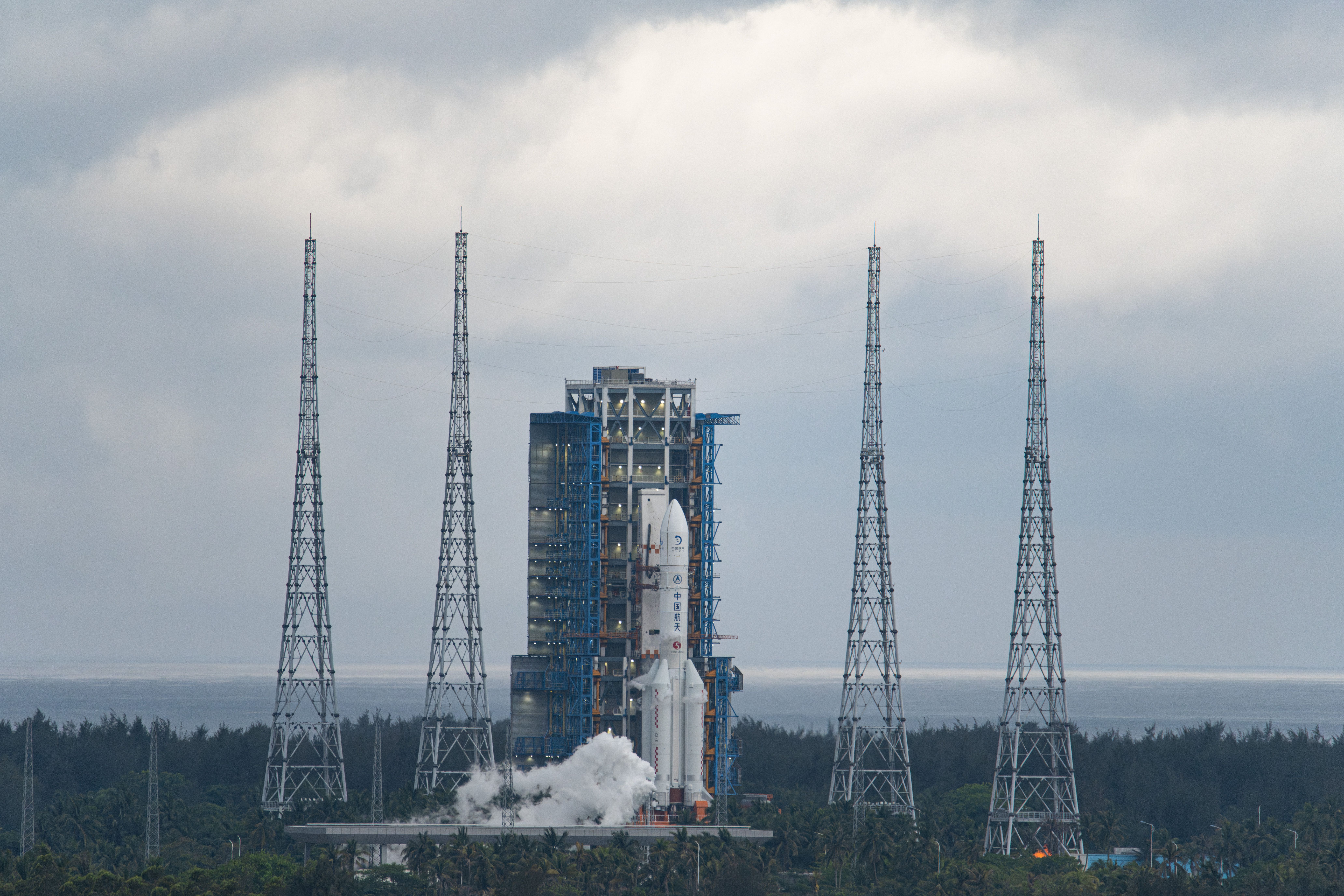 Um foguete transportador Long March-5 Y8 transportando a sonda lunar Chang'e-6 decola do Centro de Lançamento Espacial de Wenchang em 3 de maio de 2024 em Wenchang, província de Hainan, na China / Zhenzhou/VCG via Getty Images