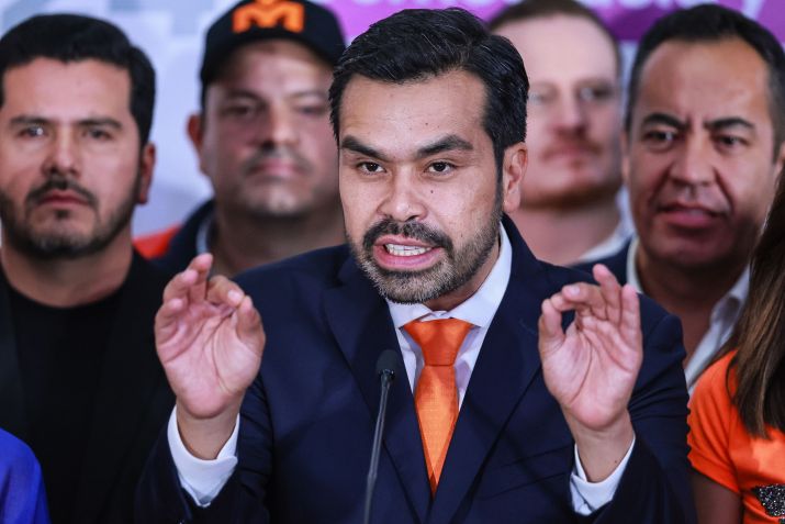 O candidato presidencial Jorge Álvarez Mayenez, do "Movimento Cidadão", fala durante o último debate presidencial antes da eleição presidencial no Centro Cultural Tlatelolco em 19 de maio de 2024 na Cidade do México / Manuel Velasquez/Getty Images