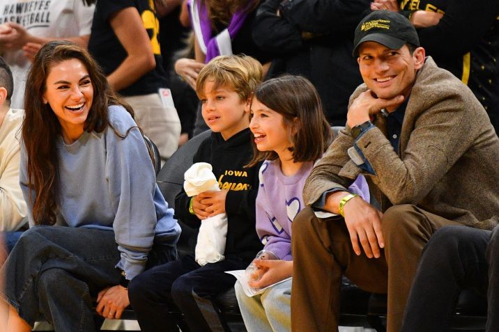 Mila Kunis e Ashton Kutcher com os dois filhos durante jogo de basquete feminino nos EUA / Brian Rothmuller/Icon Sportswire via Getty Images