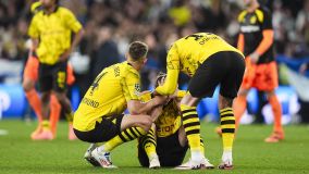 Marcel Sabitzer sendo consolado