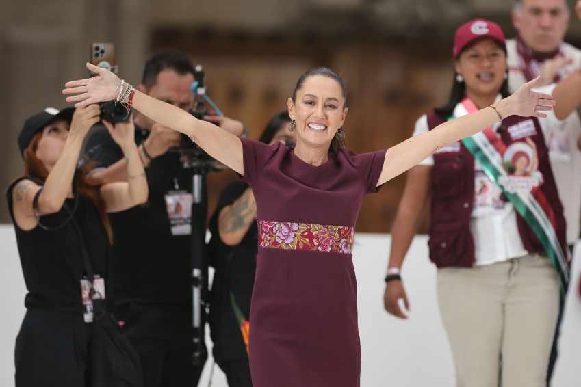 A candidata presidencial Claudia Sheinbaum, da coalizão "Vamos Fazer História", acena para apoiadores durante o evento de encerramento da campanha de 2024 no Zócalo, em 29 de maio de 2024, na Cidade do México / Heitor Vivas/Getty Images