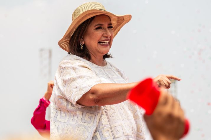 A candidata presidencial Xóchitl Gálvez da coalizão "Força e Coração para o México" cumprimenta apoiadores durante o evento de encerramento da campanha de 2024 na Arena Monterrey em 29 de maio de 2024 em Monterrey, México / Monica Loza/ShutterMX/Getty Images