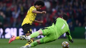 Adeyemi e Courtois durante jogo