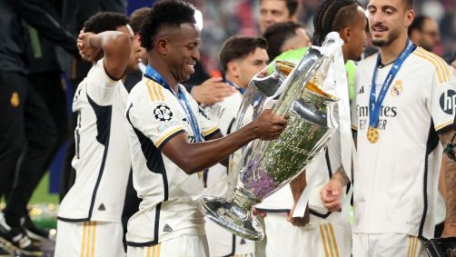 Vini Jr. com troféu da Champions