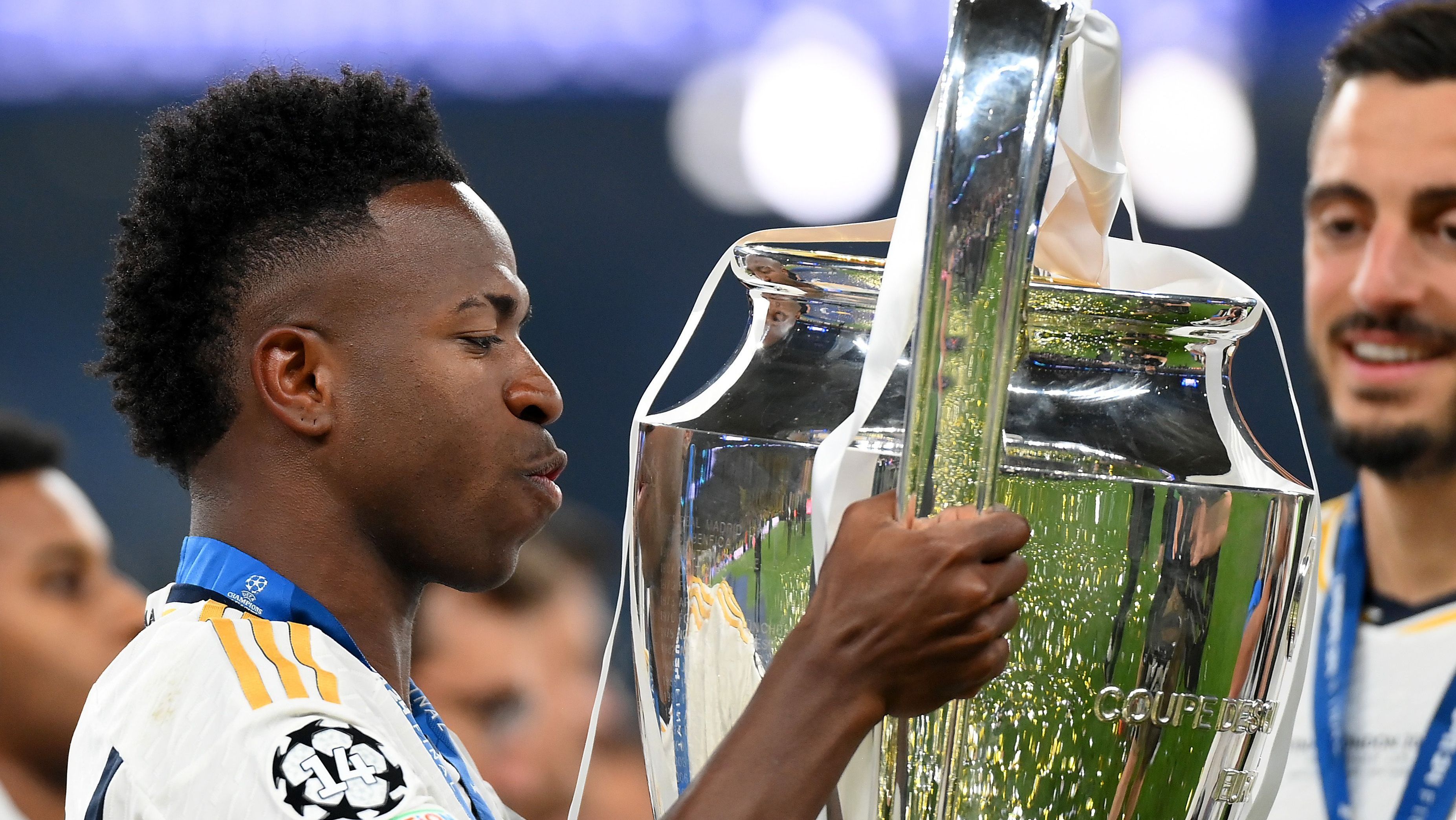Vinicius Júnior com a taça de campeão da Champions League 2023/2024