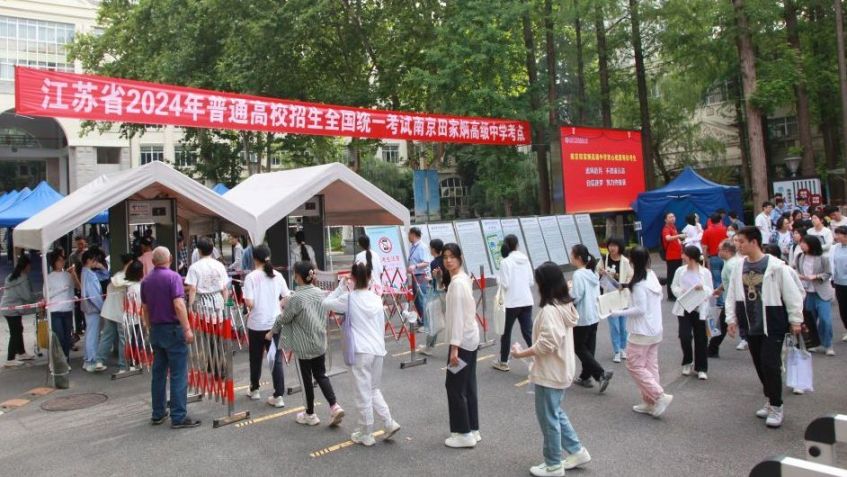 Candidatos entram em local onde será feito o Exame de Admissão Nacional à Faculdade, na Nanjing Tianjiabing Senior High School, em Nanjing, na China, em 7 de junho de 2024 / Costfoto/NurPhoto via Getty Images