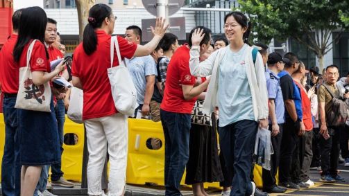 Estudante chinesa cumprimenta professora ao entrar em escola para fazer o Exame Nacional de Admissão à Faculdade, também conhecido como Gaokao, na No.2 High School, uma das escolas mais prestigiadas da cidade