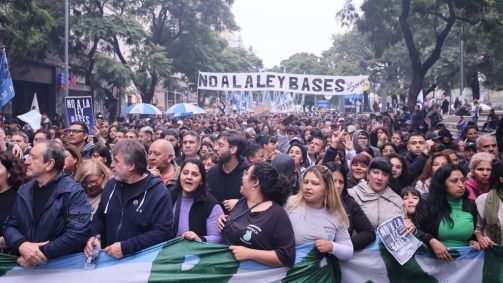 Mobilização massiva de professores, organizada por sindicatos e organizações sociais, é realizada enquanto pessoas se reúnem em frente ao Congresso Nacional contra a Lei de Bases, em Buenos Aires, Argentina