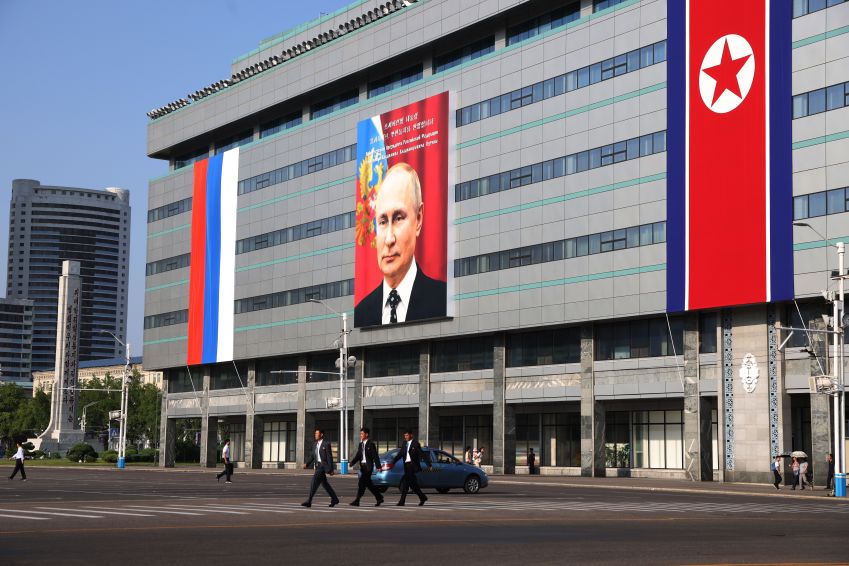 Uma foto do presidente da Rússia, Vladimir Putin, em um outdoor é vista em um prédio em 18 de junho de 2024, em Pyongyang, Coreia do Norte. O presidente russo, Vladimir Putin, chega à Coreia do Norte para uma visita de dois dias / Colaborador/Getty Images