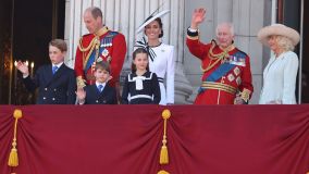 Mais de 400 músicos de dez bandas diferentes e Corpos de Bateria marcharam e tocaram em perfeita harmonia em Londres para celebração oficial do aniversário do rei Charles III.