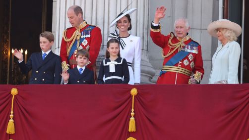 Mais de 400 músicos de dez bandas diferentes e Corpos de Bateria marcharam e tocaram em perfeita harmonia em Londres para celebração oficial do aniversário do rei Charles III.